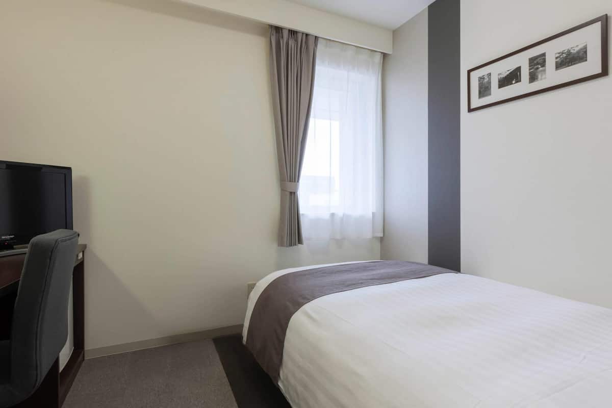 Desk, laptop workspace, free WiFi, bed sheets