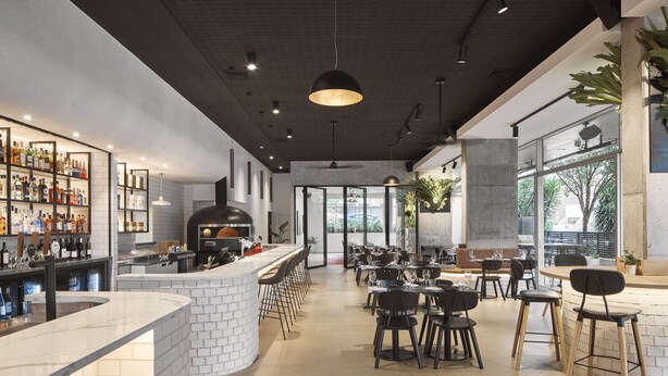 Un intérieur de restaurant moderne avec un bar, des places assises et une grande fenêtre offrant une vue panoramique.