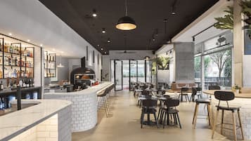供应早餐、午餐和晚餐