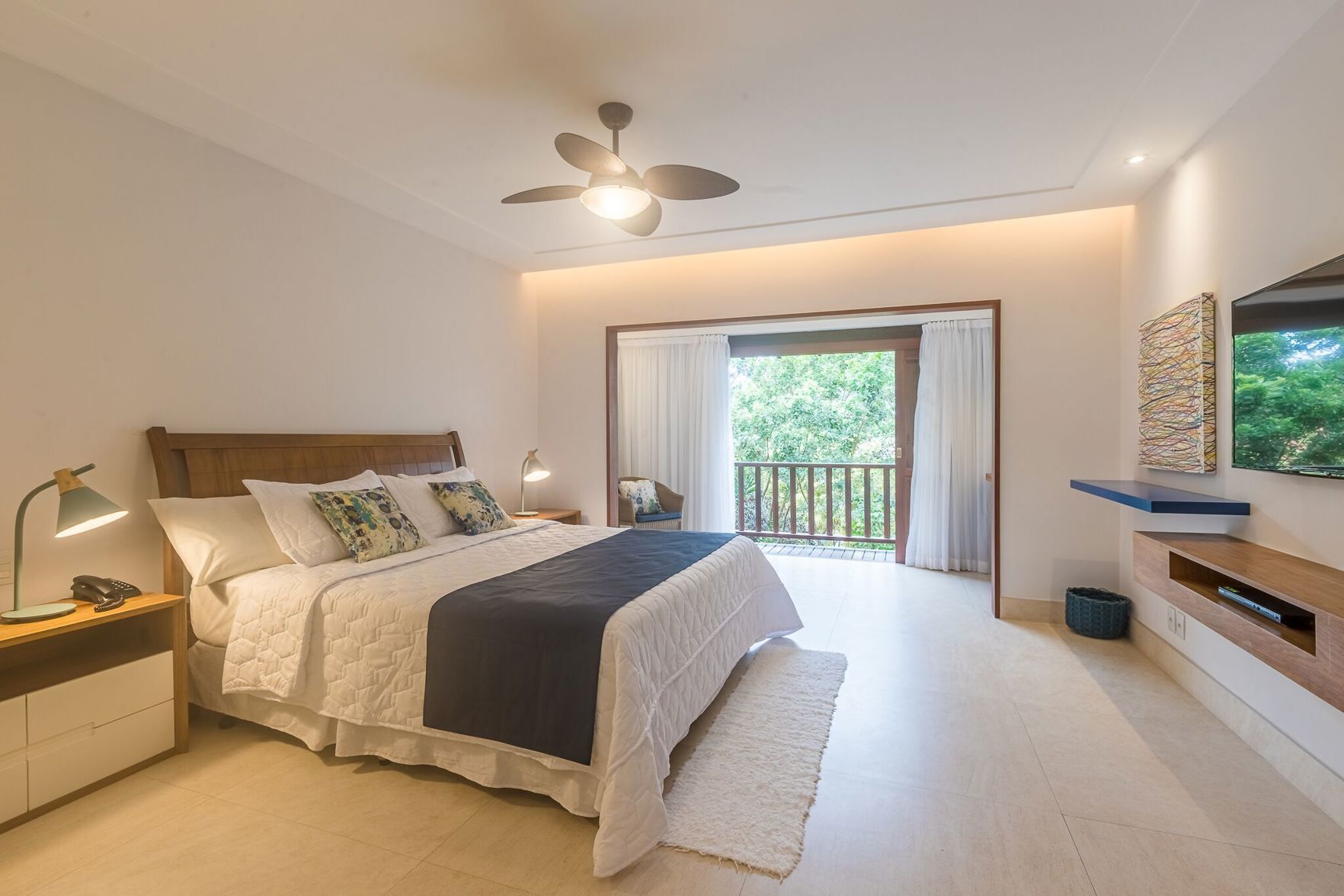 Minibar, safe på rommet, skrivebord og blendingsgardiner