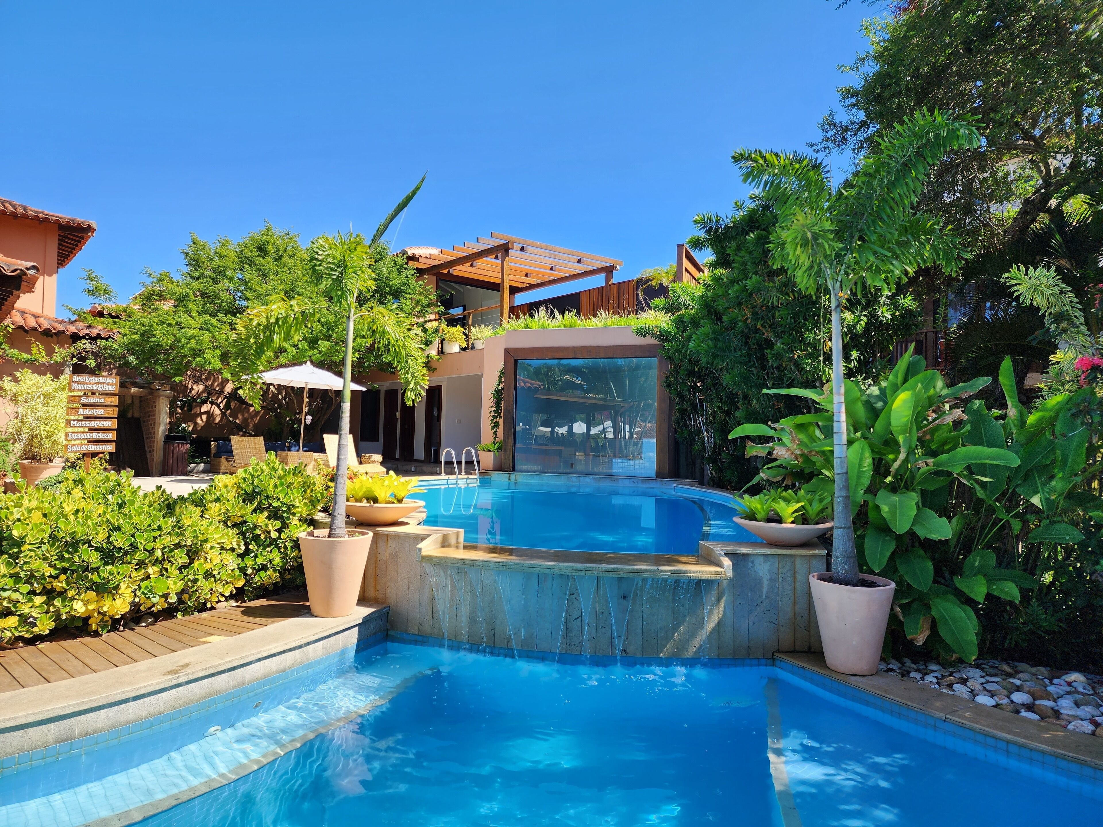 3 piscines extérieures, chaises longues