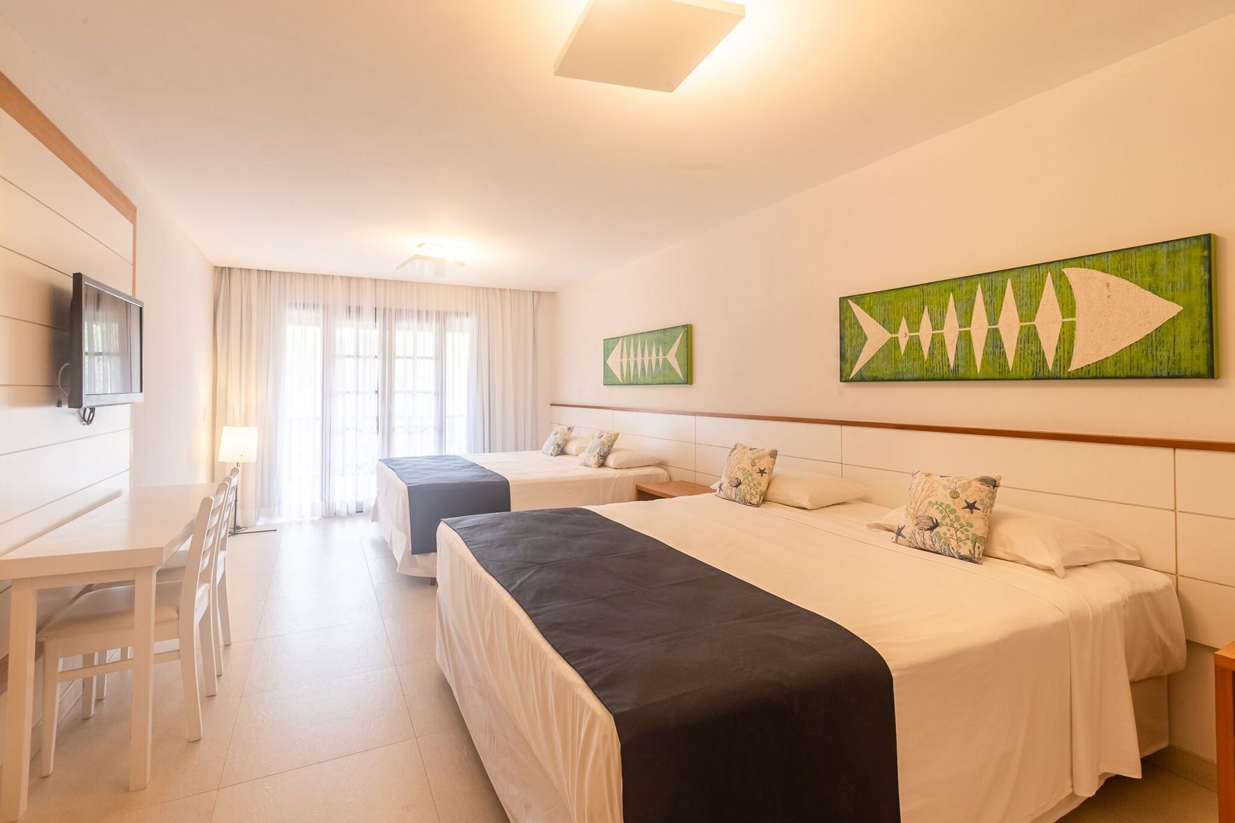 Minibar, safe på rommet, skrivebord og blendingsgardiner