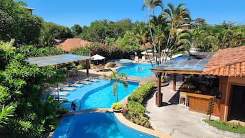3 piscines extérieures, chaises longues