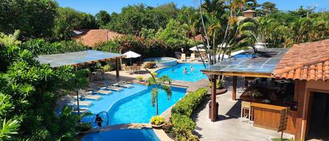 3 室外游泳池,日光浴躺椅