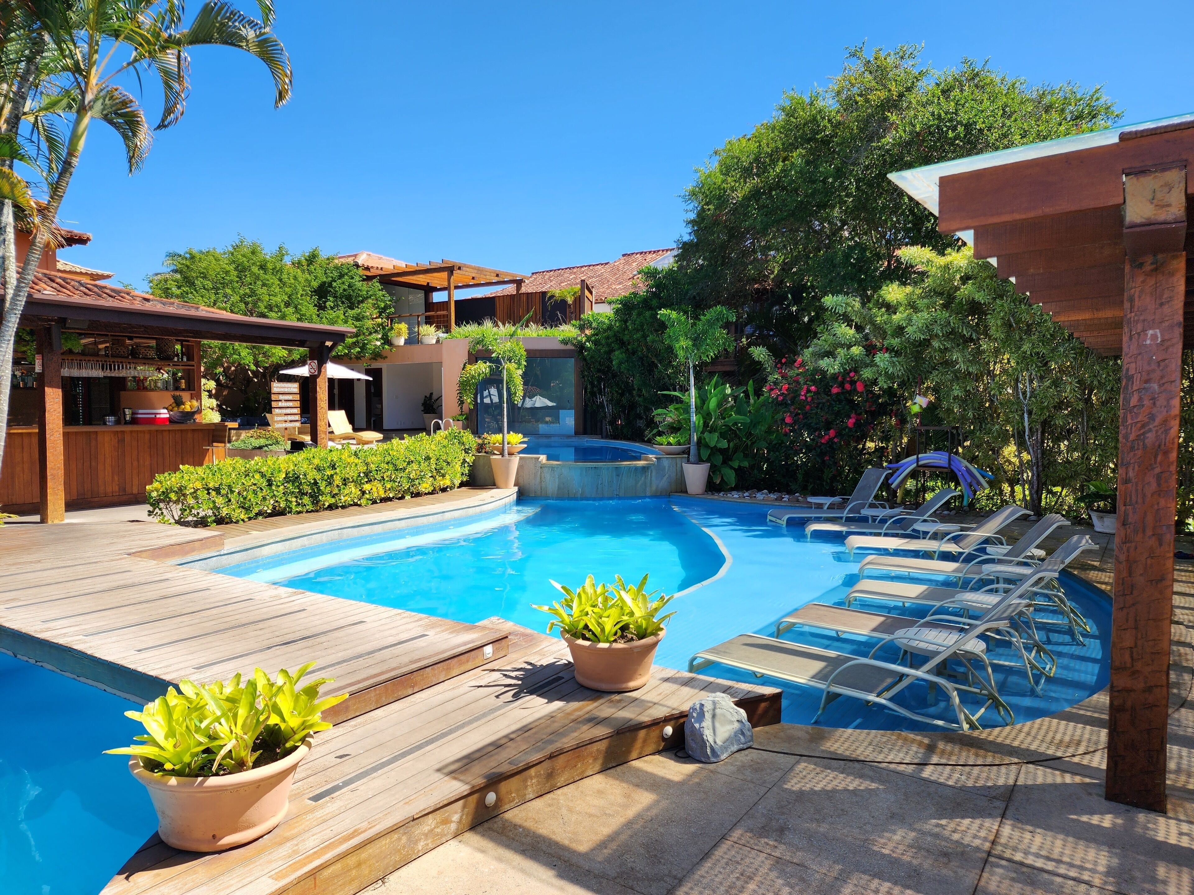 3 piscinas externas, espreguiçadeiras