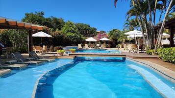3 piscines extérieures, chaises longues