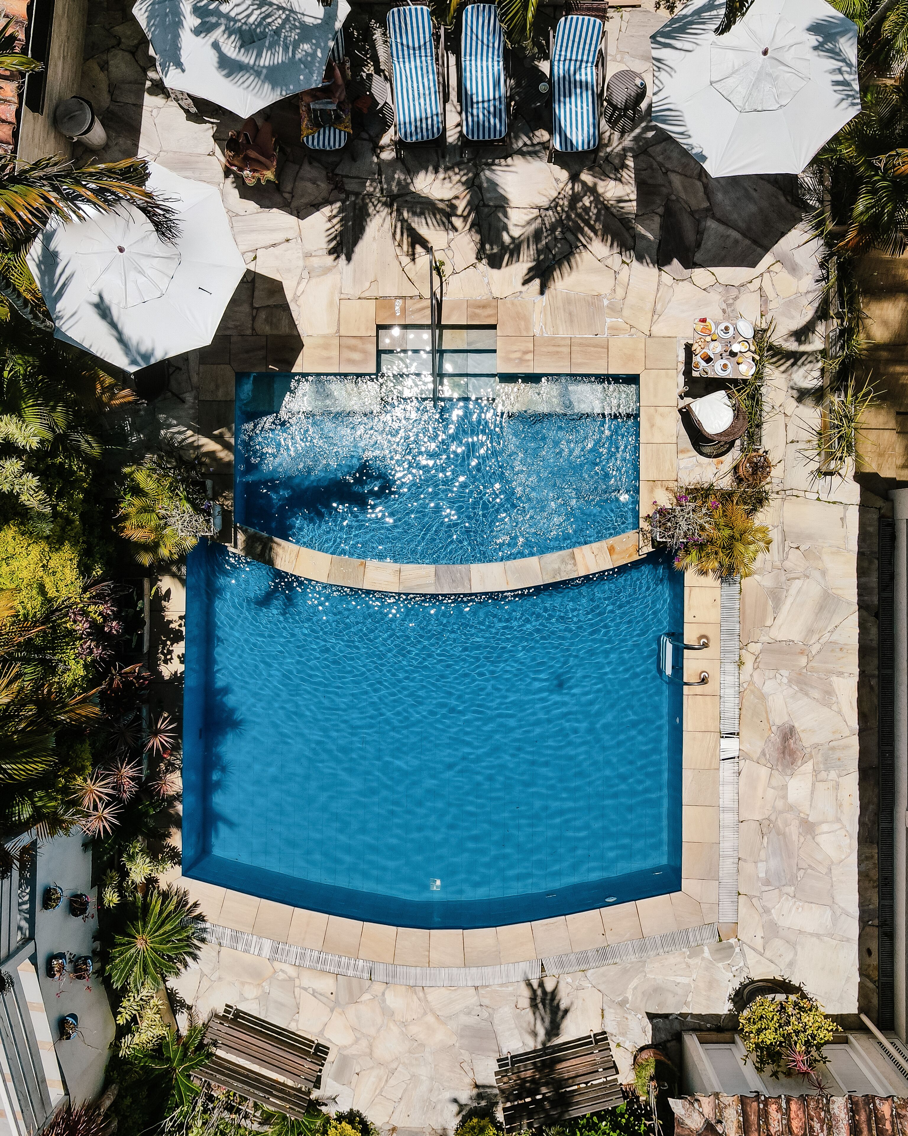 2 buitenzwembaden, parasols bij het zwembad en ligstoelen