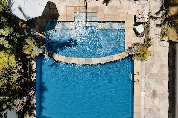 2 piscinas al aire libre, sombrillas, sillones reclinables de piscina