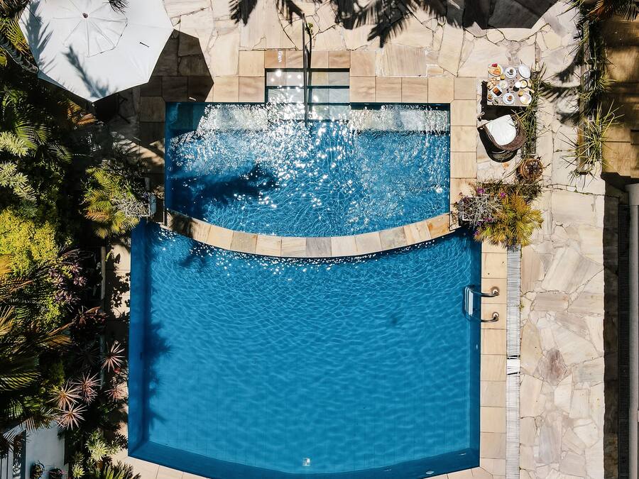 2 albercas al aire libre, sombrillas en la alberca y camastros