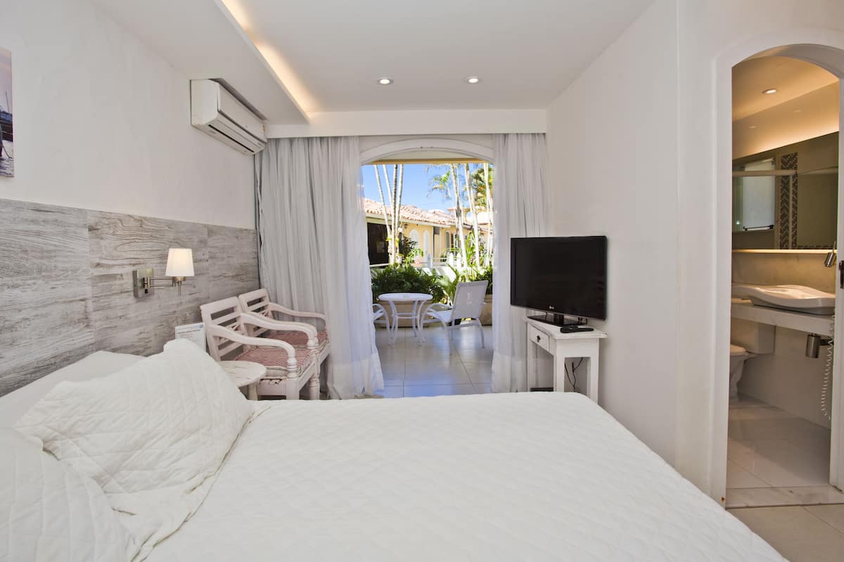 Egyptian cotton sheets, premium bedding, pillow-top beds, minibar