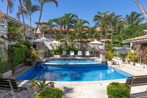 2 outdoor pools, pool umbrellas, sun loungers - Auberge de La Langouste (Búzios)