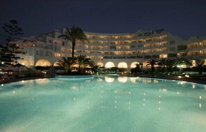 Indoor pool, 2 outdoor pools, pool umbrellas, pool loungers