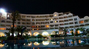 Una piscina techada, 2 piscinas al aire libre, sombrillas