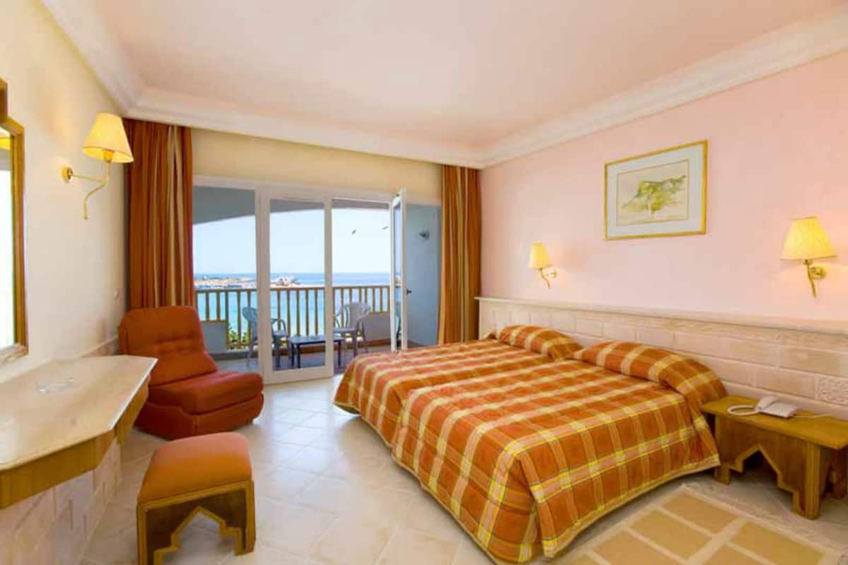 Quarto triplo standard | Cofres nos quartos, berços grátis, Wi-Fi de cortesia