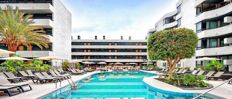 3 outdoor pools, pool umbrellas, pool loungers