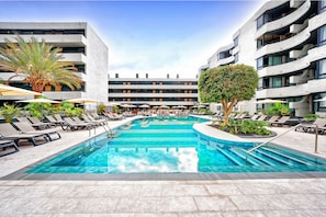 3 outdoor pools, pool umbrellas, pool loungers