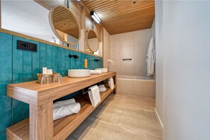 Shower, rainfall showerhead, hair dryer, slippers - HOVIMA Suites Costa Adeje (Adeje)