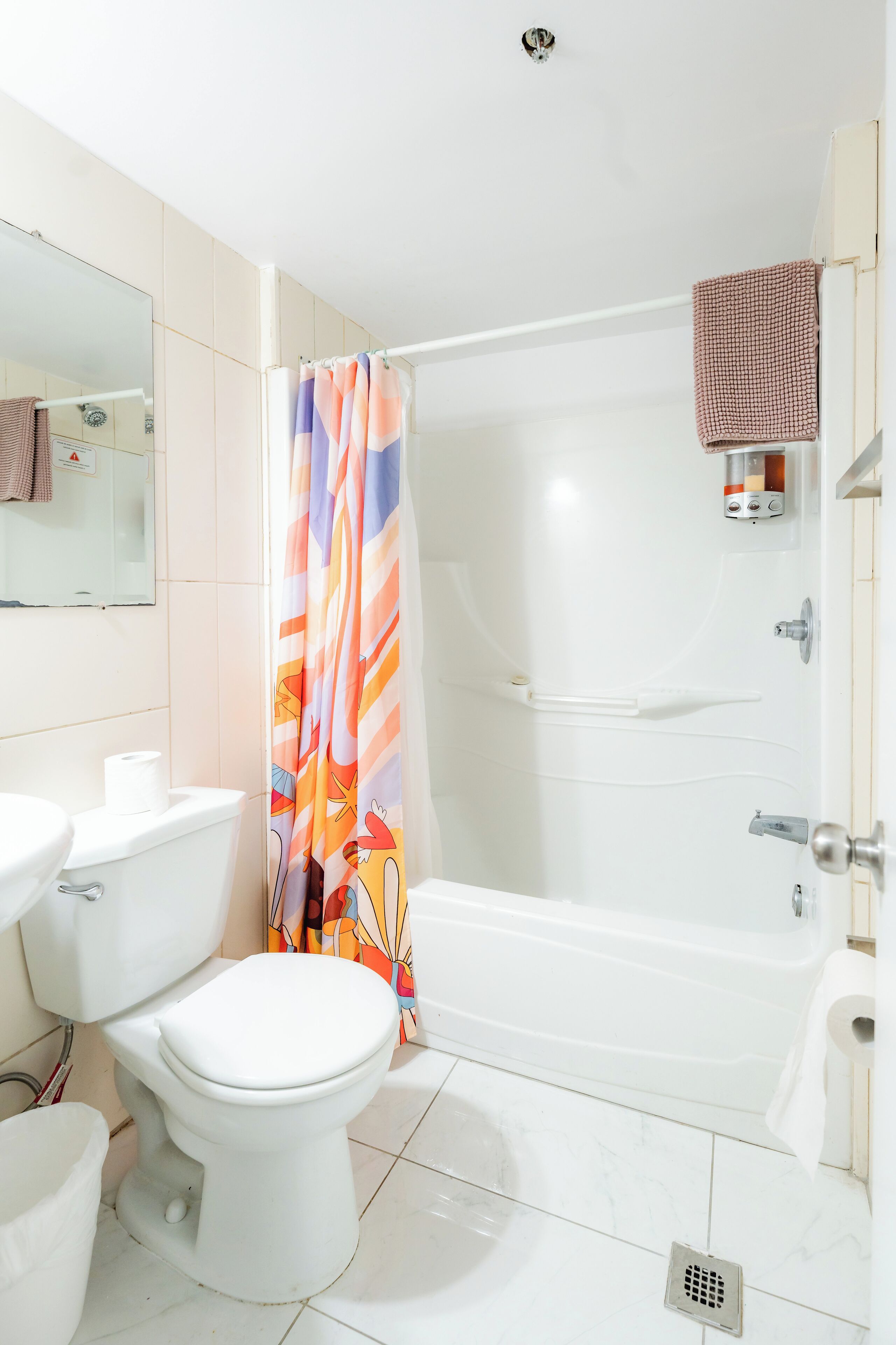 Une salle de bain avec des toilettes, un lavabo et une baignoire.