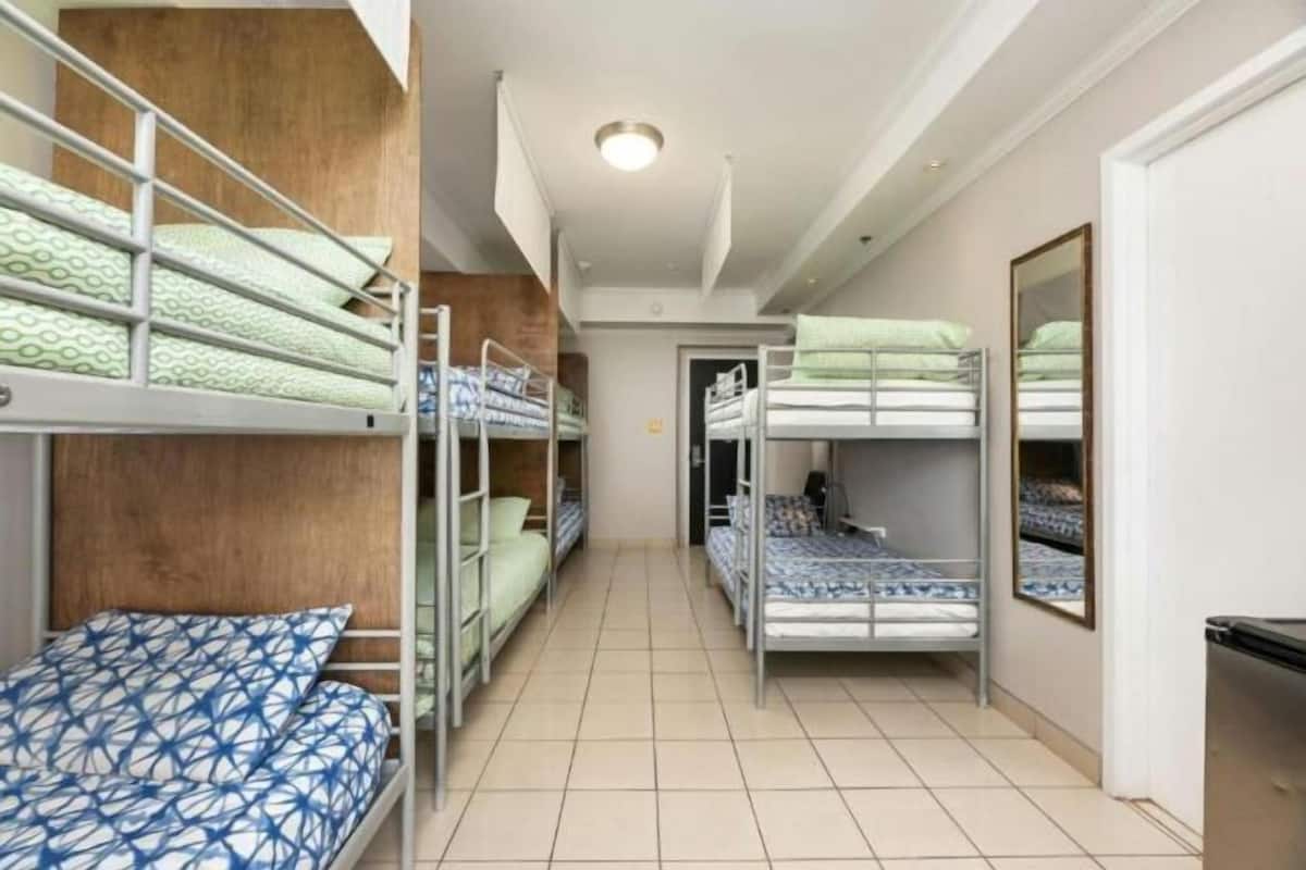 Tabla de planchar con plancha, wifi gratis y ropa de cama