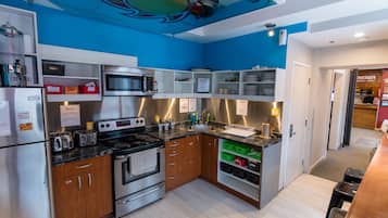 Kjøleskap, mikrobølgeovn på fellesområdet, ovn og kokeplater