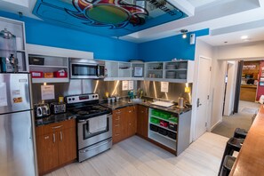 Fridge, microwave, oven, stovetop - Samesun Montreal Central - Hostel (Montreal)