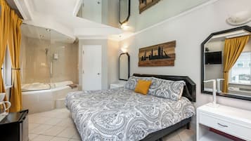 Suite – deluxe, 1 dobbeltseng, massasjebadekar | Strykejern/-brett, wi-fi (inkludert) og sengetøy