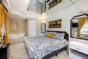 Queen Private with Large Ensuite | Iron/ironing board, free WiFi, bed sheets