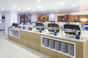 Petit déjeuner, déjeuner et dîner servis sur place