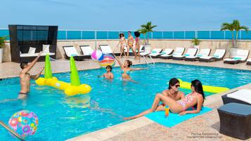 Piscine extérieure, chaises longues