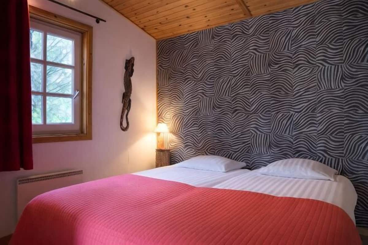 1 bedroom, desk, soundproofing, free WiFi
