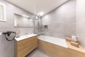 Deluxe Chalet Suite | Bathroom - La Villa Vicha, The Originals Relais (Aubais)