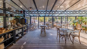 Continental breakfast on weekdays (EUR 17 per person)