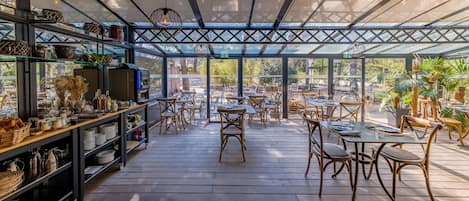 Petit déjeuner continental servi en semaine (17 EUR par personne)