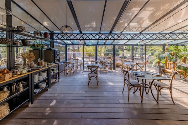 Desayuno continental los días de semana (EUR 17 por persona)