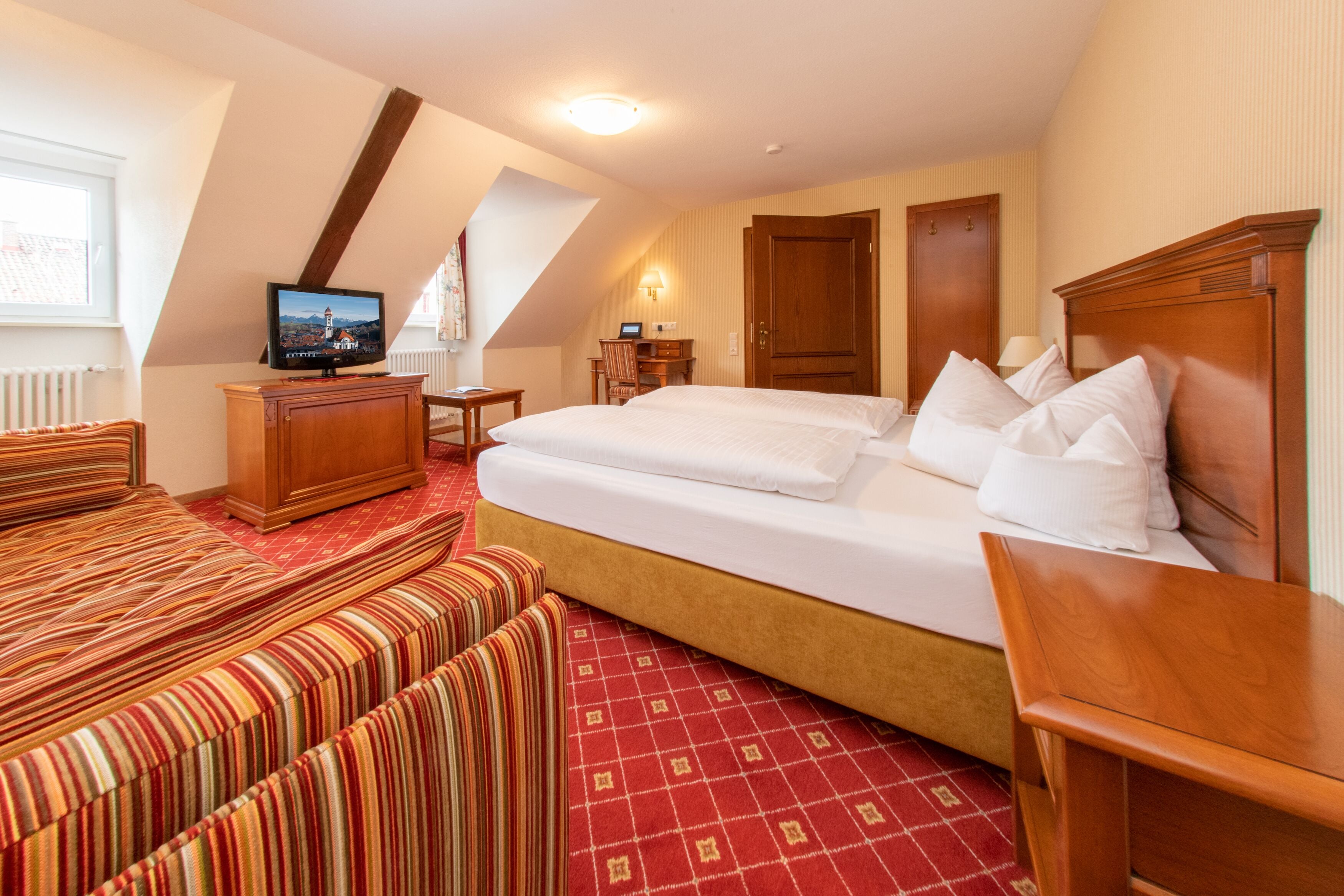 Junior-Suite, Nichtraucher | Wohnbereich | 40-Zoll-Flachbildfernseher mit Kabelempfang, Fernseher, Tablet-PC