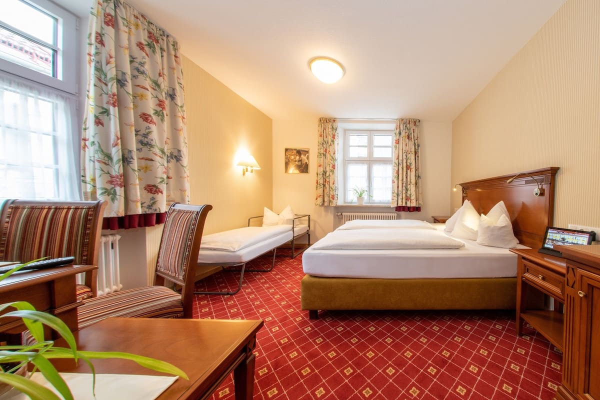 Triple Room | Hypo-allergenic bedding, free minibar, in-room safe, desk
