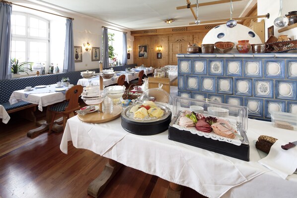 Frukostbuffé varje dag (EUR 15.50 per person)