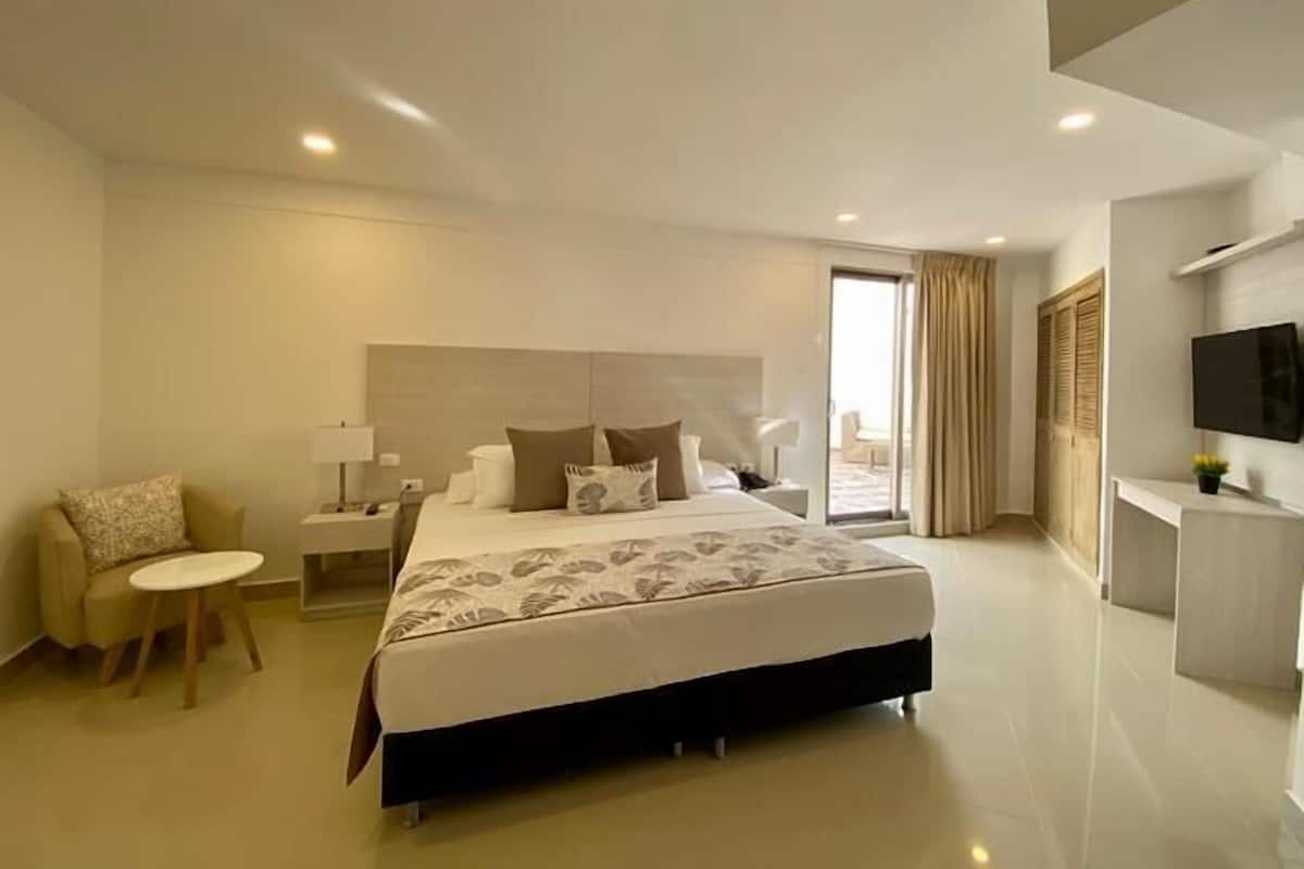 Hypo-allergenic bedding, in-room safe, desk, free WiFi