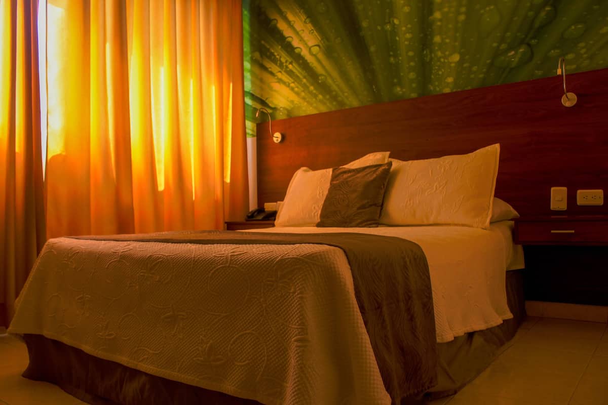 Hypo-allergenic bedding, in-room safe, desk, free WiFi