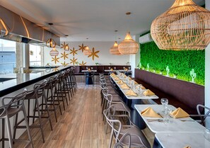 2 restaurantes; se sirven cenas y cocina italiana