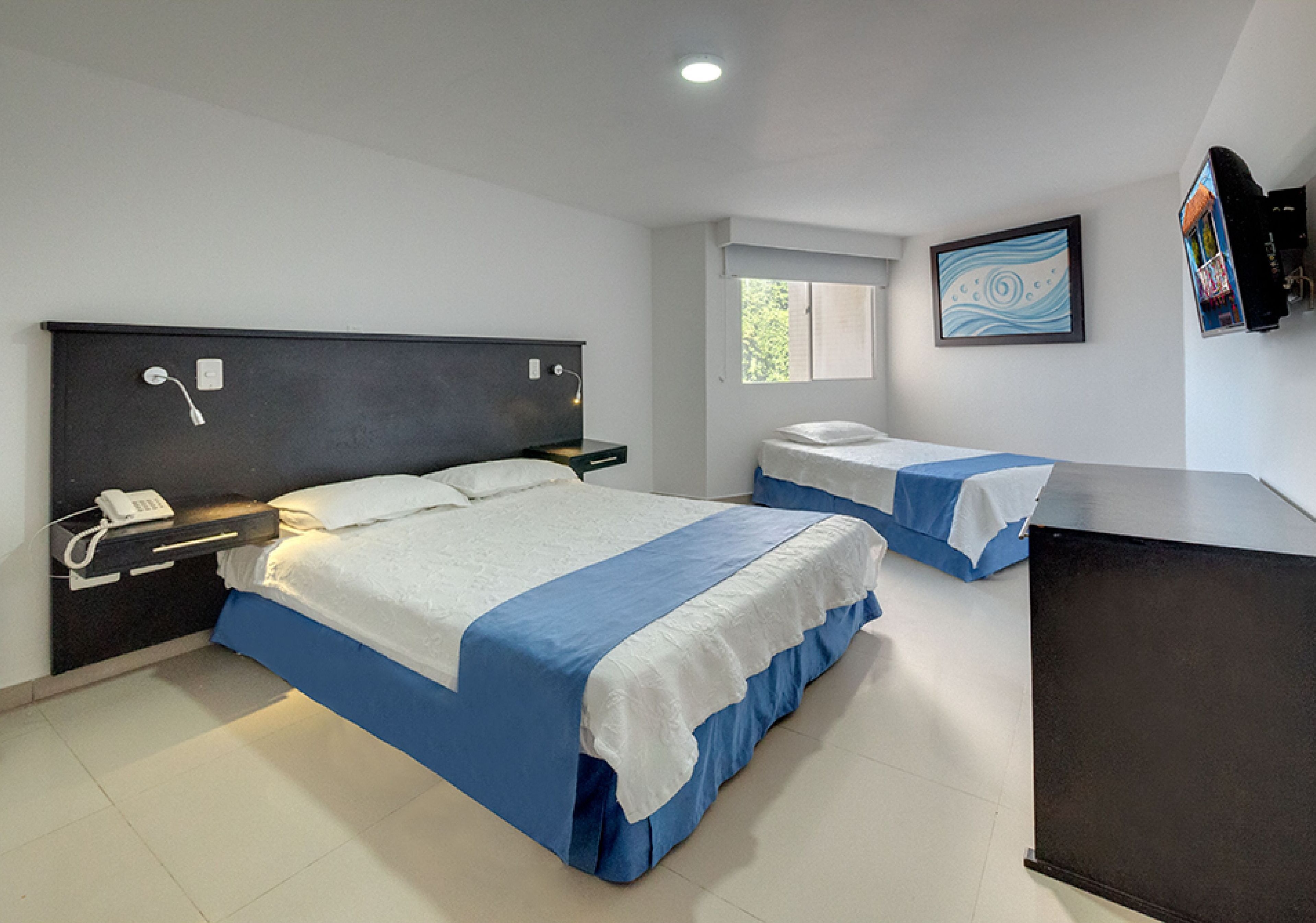 Hypo-allergenic bedding, in-room safe, desk, free WiFi