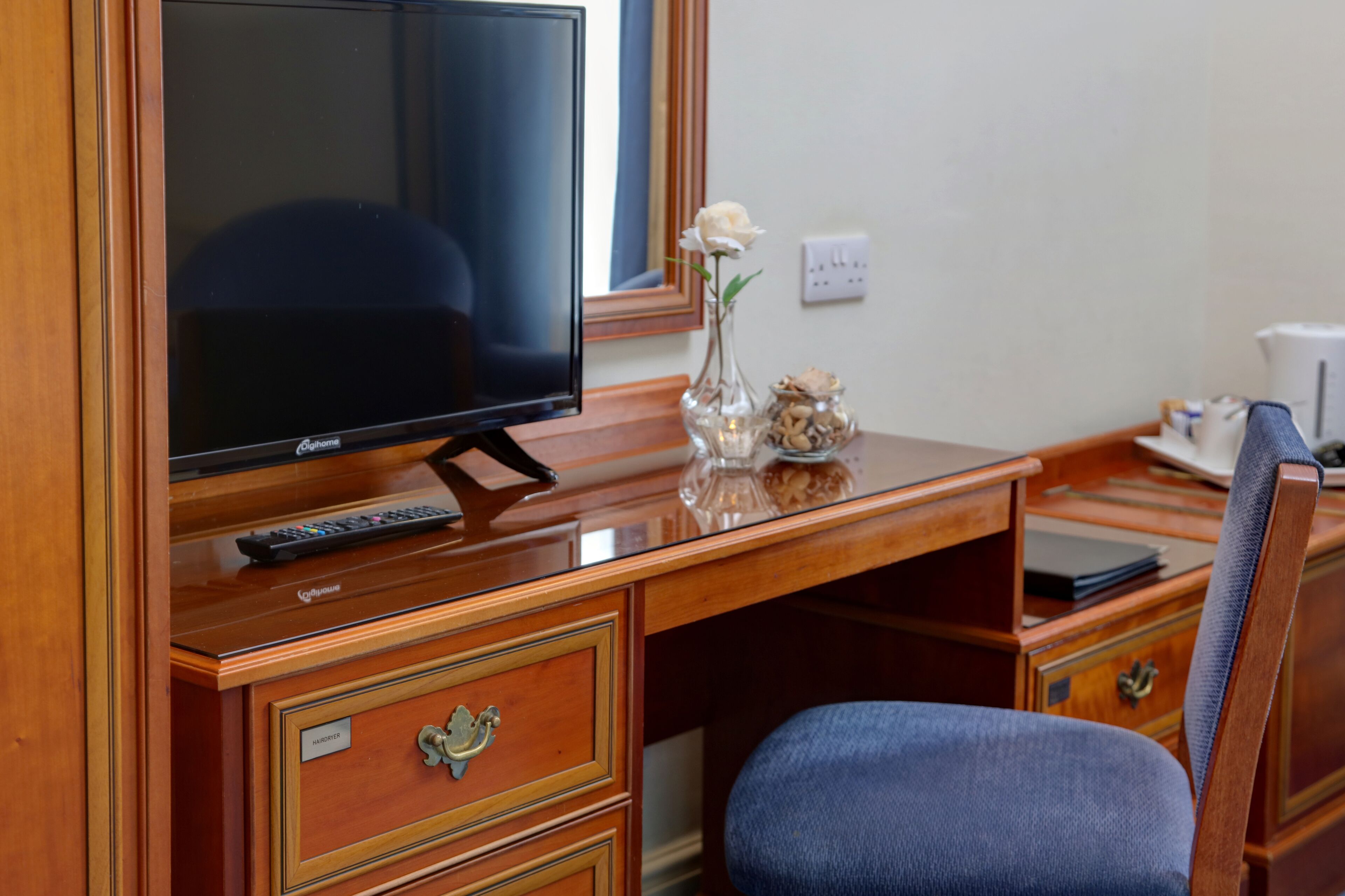 1 bedroom, individually decorated, individually furnished, desk