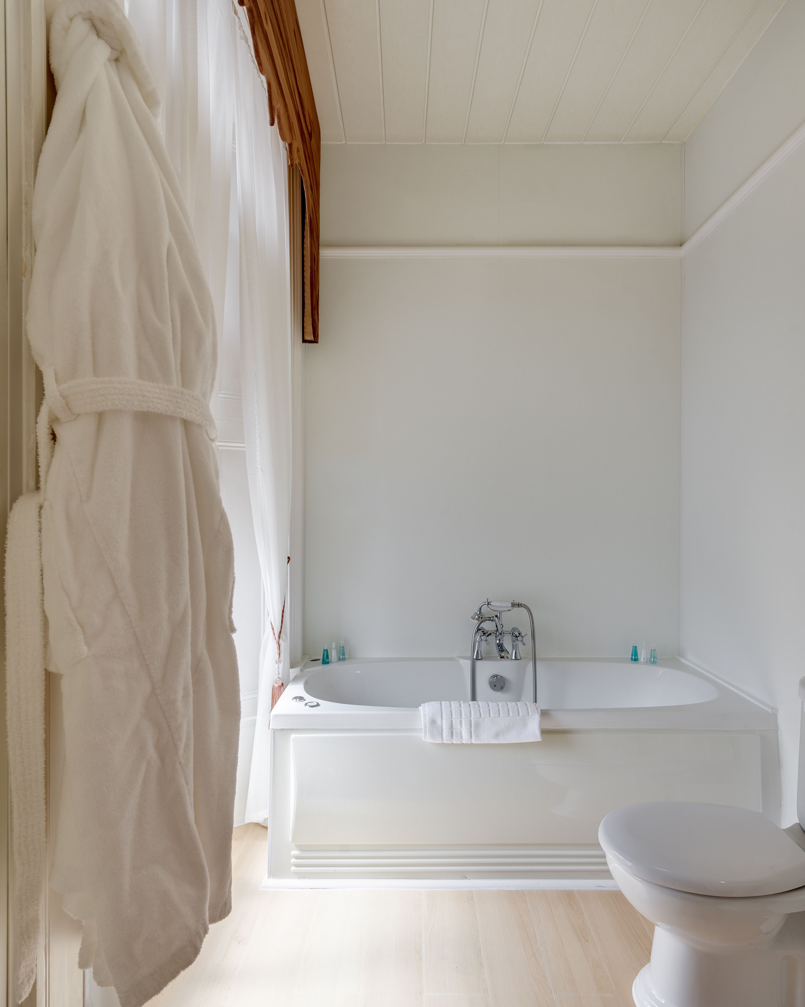 Kamar Deluks, 1 Tempat Tidur Double, Bebas Asap Rokok, jet tub (Four Poster Bed) | Kamar mandi | Pengering rambut dan handuk