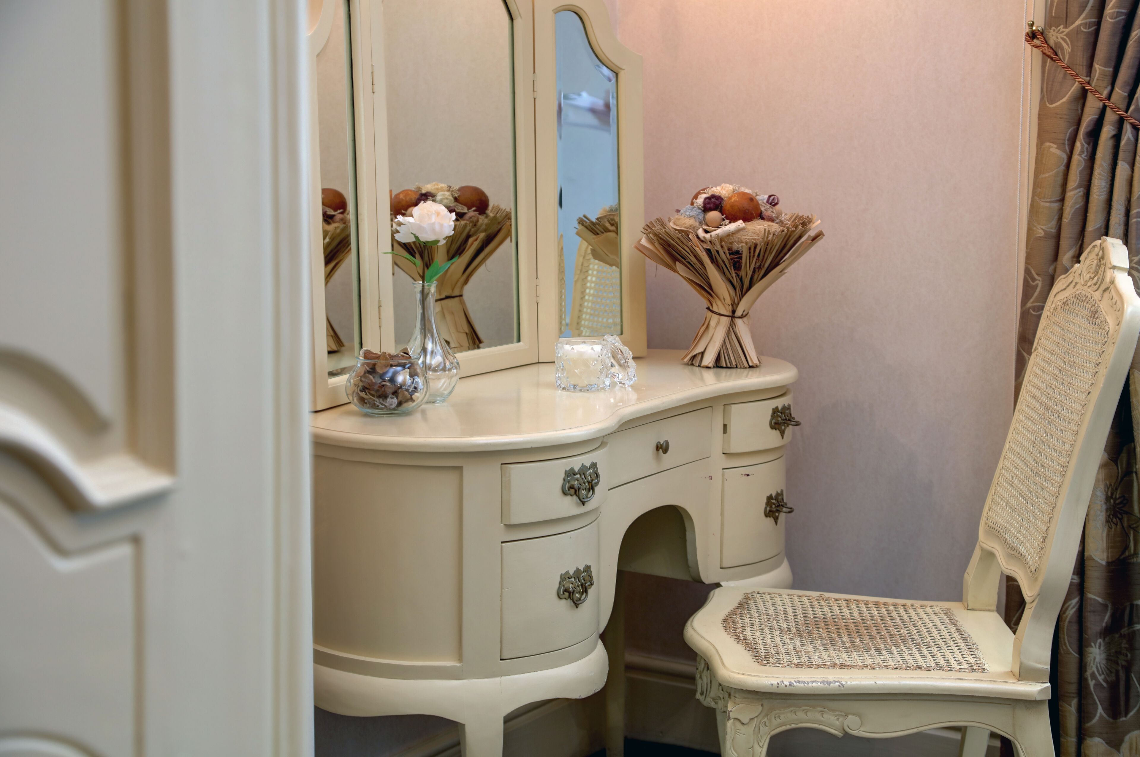 deluxe room, 1 double bed, non smoking, jetted tub (four poster bed) | 1 bedroom, individually decorated, individually furnished, desk