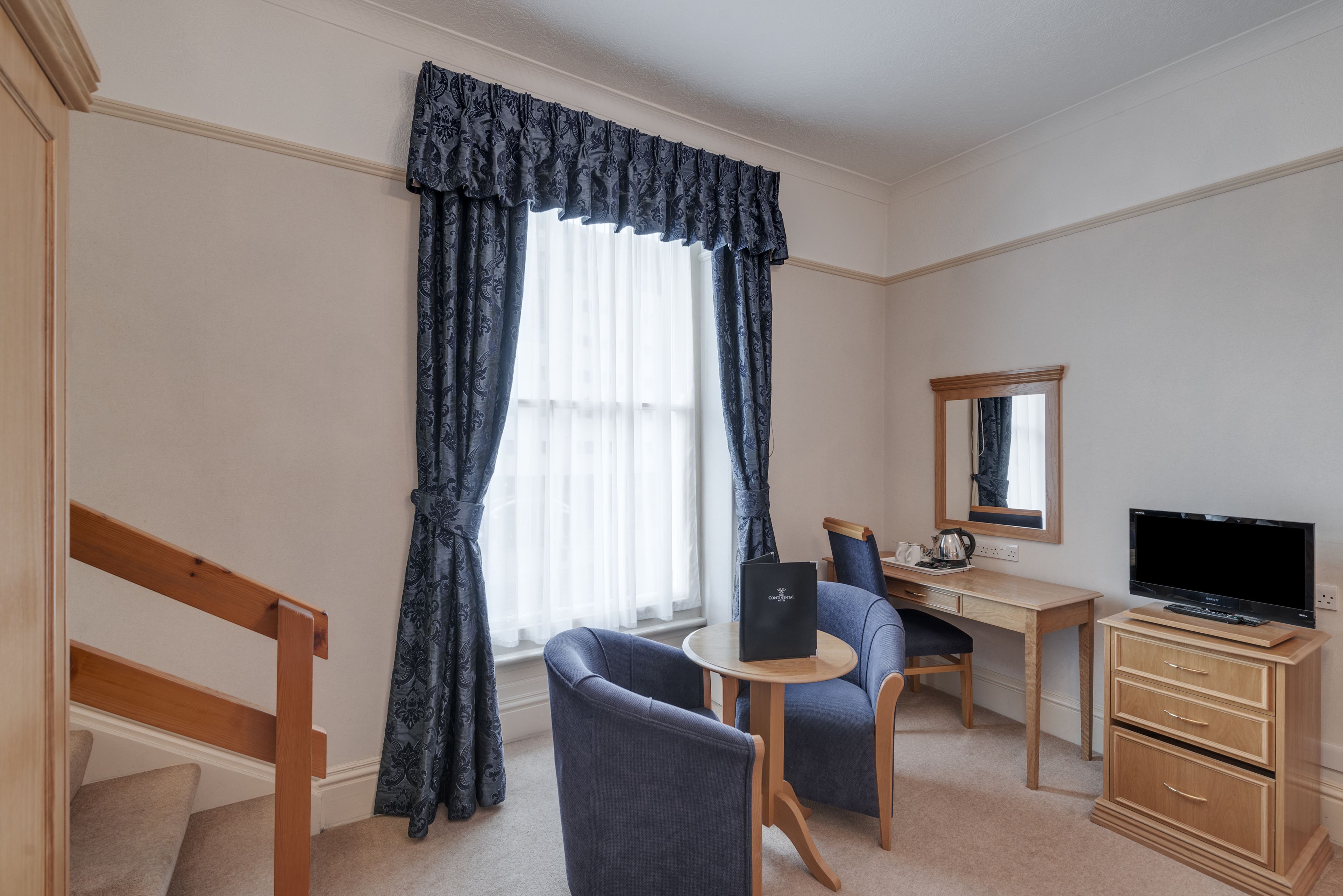 double room | 1 bedroom, individually decorated, individually furnished, desk