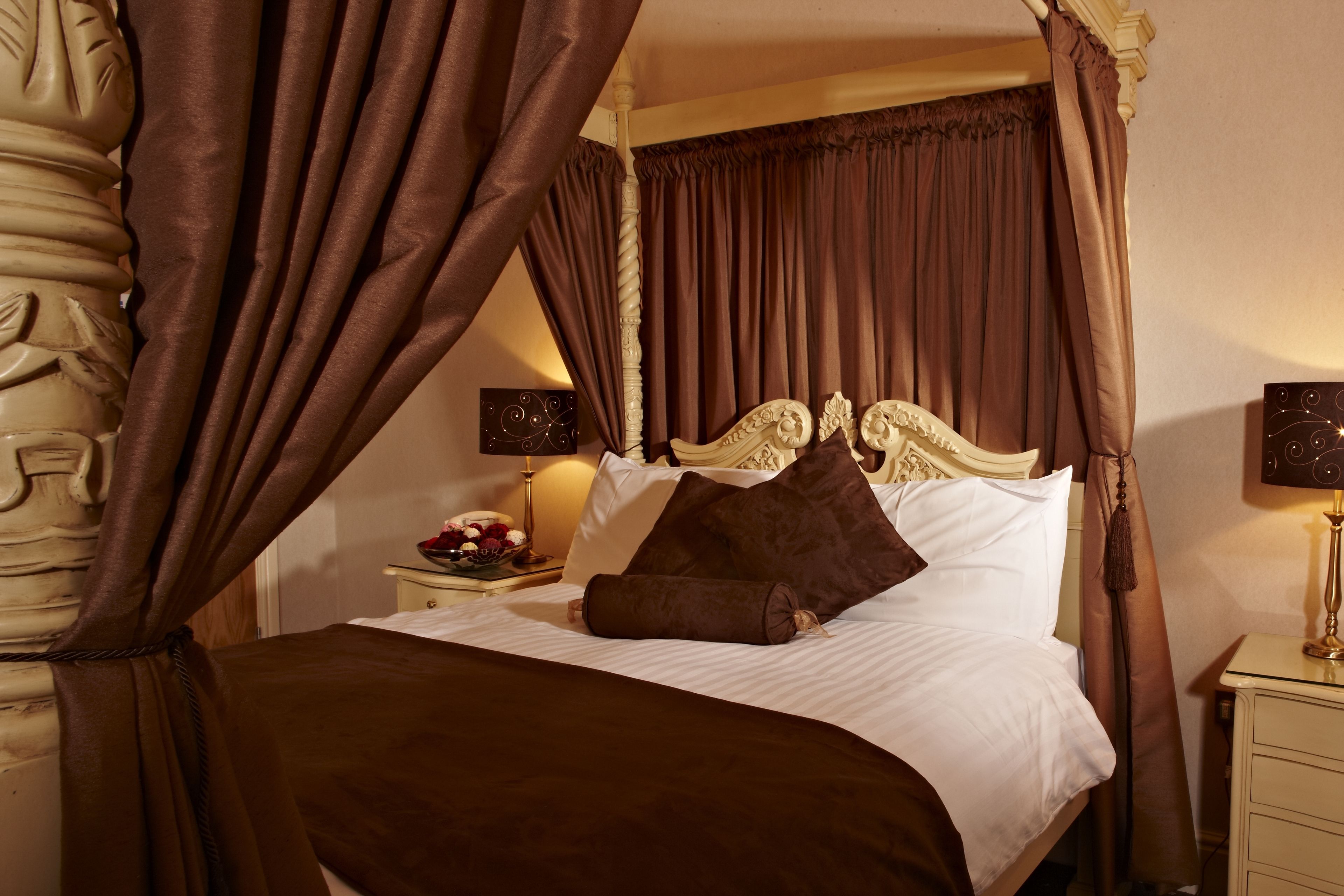 Deluxe Room, 1 Double Bed, Non Smoking, Jetted Tub (Four Poster Bed) | Individually decorated, individually furnished, desk, iron/ironing board