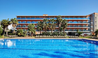 Una piscina al aire libre de temporada