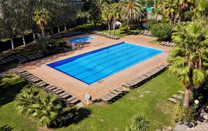 Una piscina al aire libre de temporada
