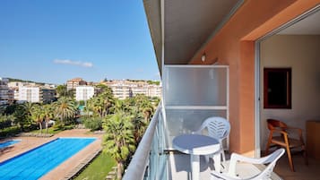 Escritorio, tabla de planchar con plancha, wifi gratis y ropa de cama