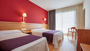 Schreibtisch, BĂŒgeleisen/BĂŒgelbrett, kostenloses WLAN, BettwĂ€sche